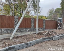 Забор из габионов с пролетами из сайдинга Туздыбастау