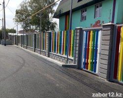 Забор из металлического штакетника для частного детского садика