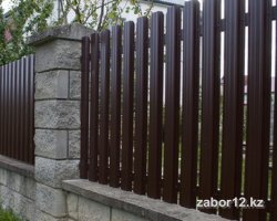 Забор из металлического штакетника 2